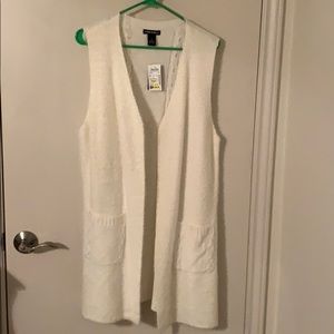 Women’s ivory sweater vest-new